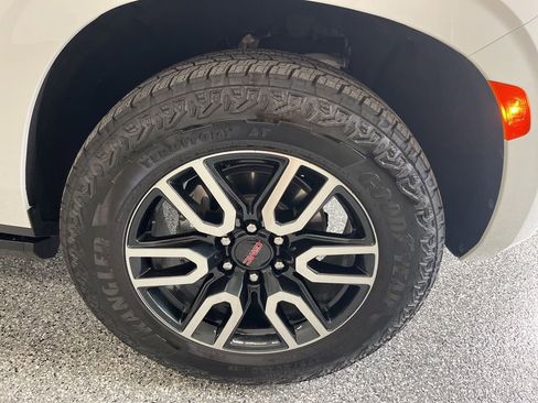 Used 2024 GMC Yukon AT4 w/ AT4 Premium Package AWD/4WD image 9