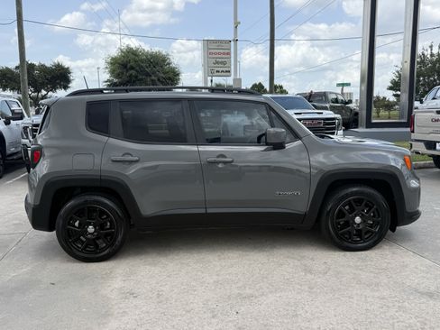 Used 2021 Jeep Renegade Latitude FWD image 3