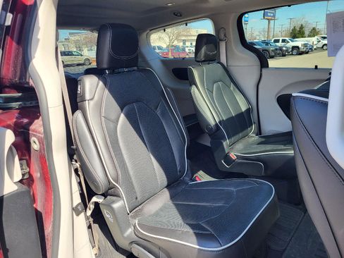 Used 2023 Chrysler Pacifica Limited w/ Uconnect Theater Family Group image 12