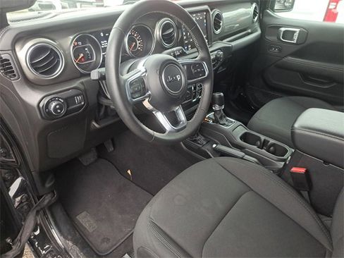 Used 2023 Jeep Gladiator Overland image 12