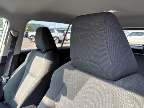 Used 2025 Toyota RAV4 XLE AWD/4WD image 9