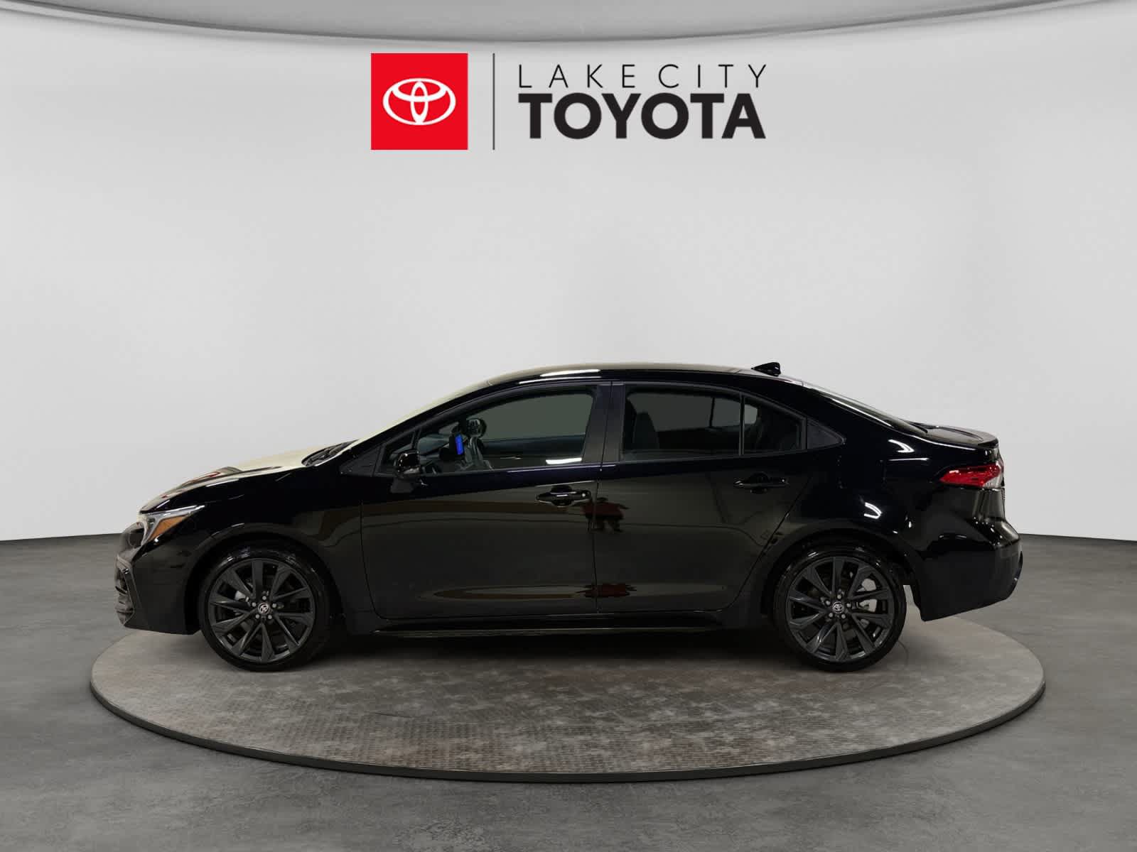 Used 2026 Toyota Corolla SE FWD image 2