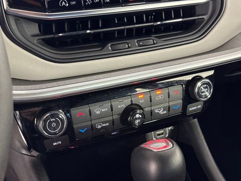 Certified 2025 Jeep Compass Limited AWD/4WD image 28