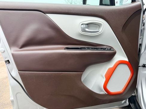 Used 2016 Jeep Renegade Limited image 11