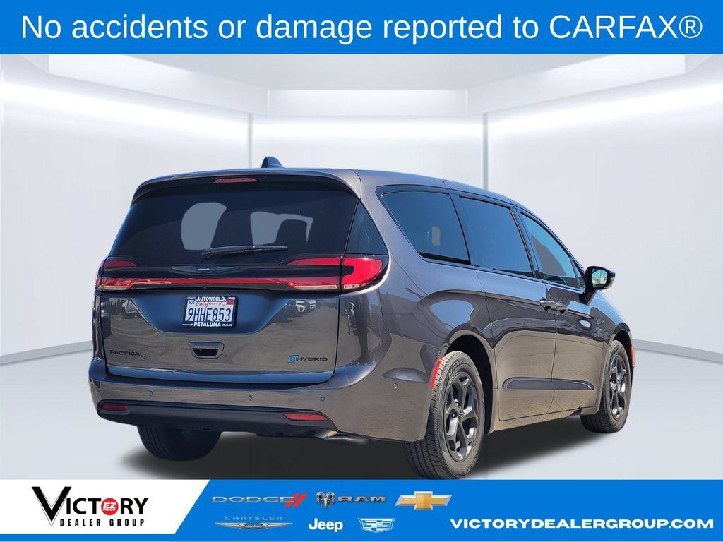 Used 2023 Chrysler Pacifica Limited w/ Uconnect Theater Family Group FWD image 4