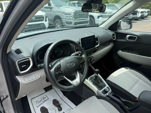 Used 2025 Hyundai Venue SEL FWD image 3