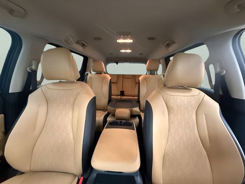 Used 2024 Kia Carnival LX FWD image 14