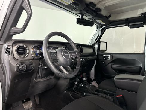 Used 2023 Jeep Wrangler Willys AWD/4WD image 3