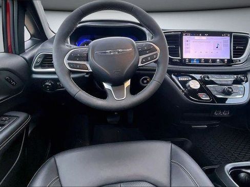 Used 2025 Chrysler Pacifica Select image 9