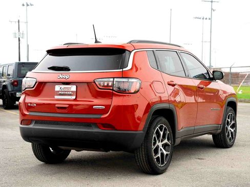 Used 2024 Jeep Compass Latitude image 4