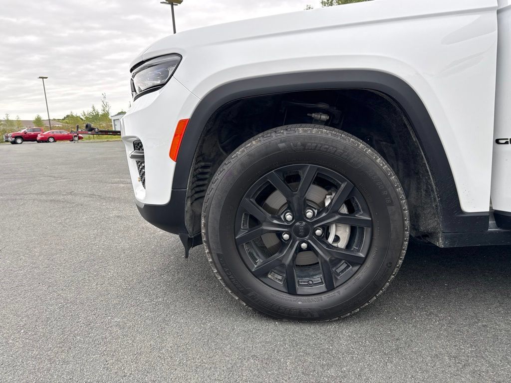 Used 2024 Jeep Grand Cherokee Altitude AWD/4WD image 24
