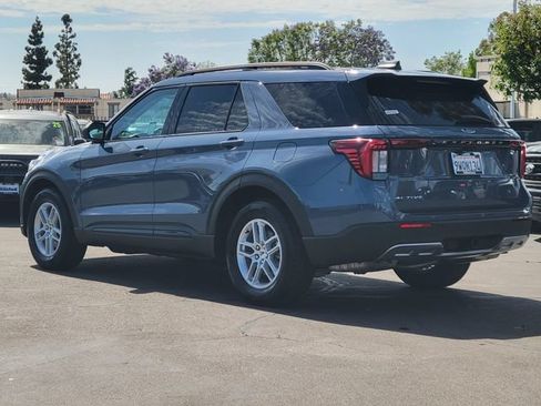 Used 2026 Ford Explorer Active w/ Active Comfort Package RWD image 2