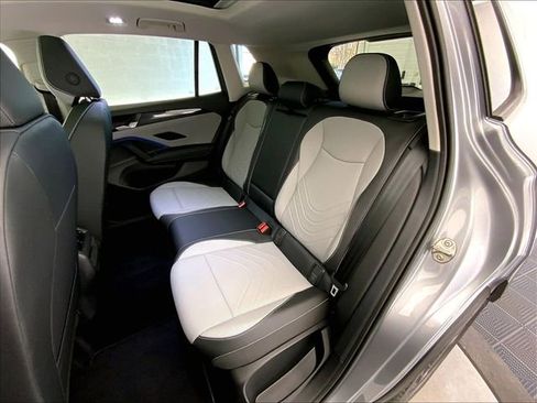 Used 2025 Volkswagen Tiguan SE w/ Panoramic Sunroof Package AWD/4WD image 26