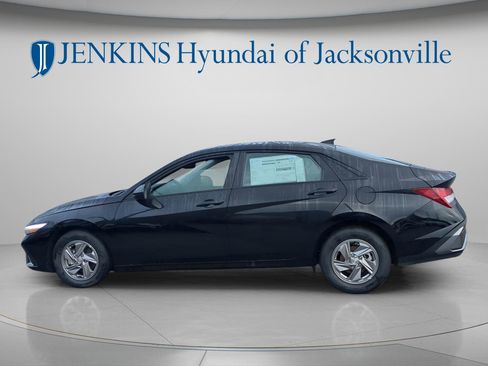 New 2025 Hyundai Elantra SE FWD image 6