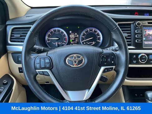 Used 2017 Toyota Highlander XLE image 3