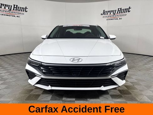 Used 2026 Hyundai Elantra SE FWD image 3