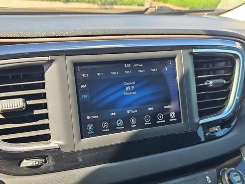 Used 2018 Chrysler Pacifica L FWD image 17