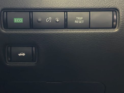 Used 2025 Nissan Sentra SR FWD image 38