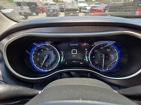 Used 2021 Chrysler Pacifica Touring-L image 11