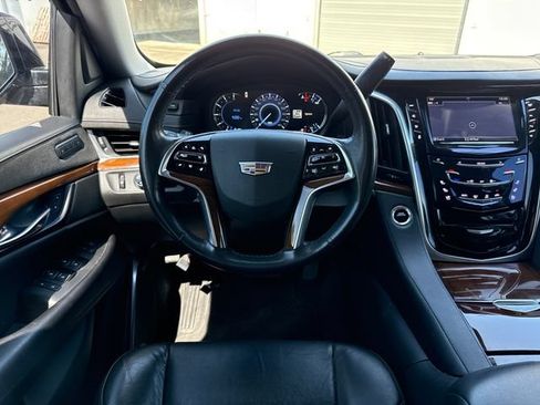 Used 2020 Cadillac Escalade Luxury RWD image 18