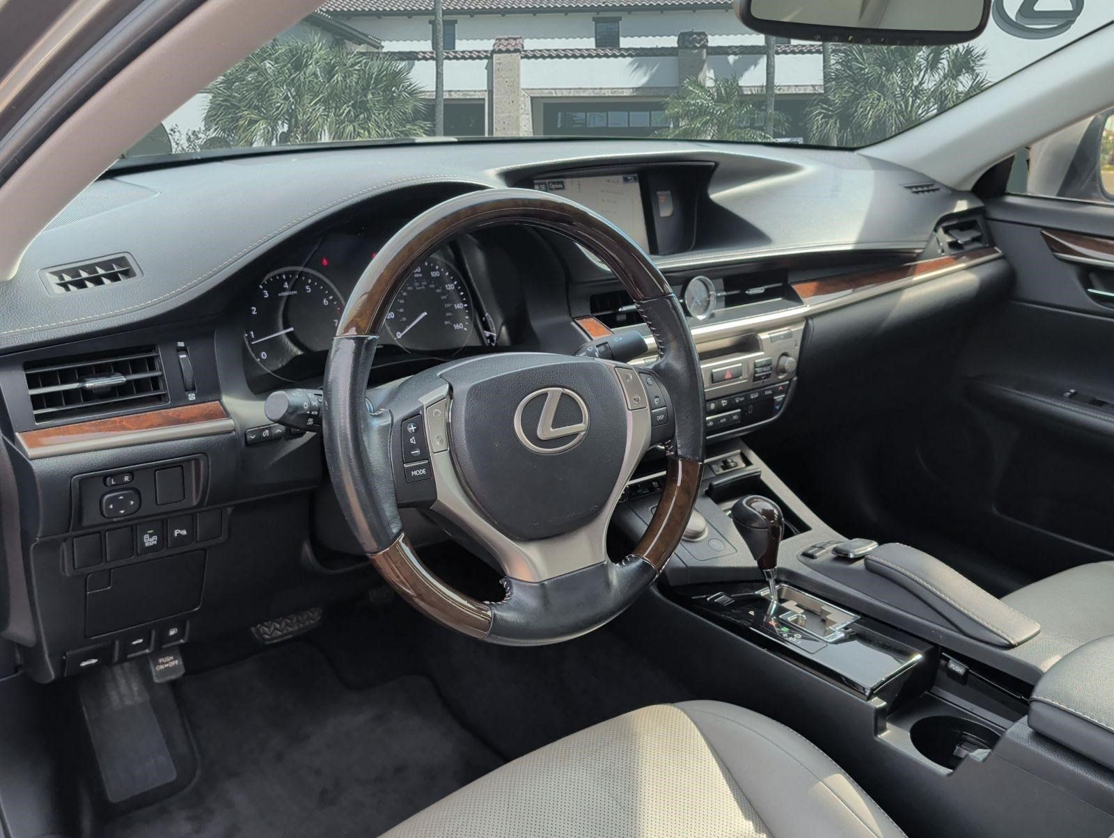 Used 2015 Lexus ES 350 w/ Luxury Package FWD image 12