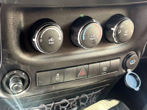 Used 2016 Jeep Wrangler Unlimited Sahara image 32