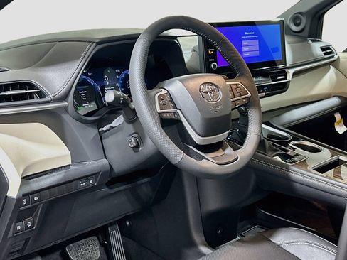 New 2026 Toyota Sienna Limited FWD image 7