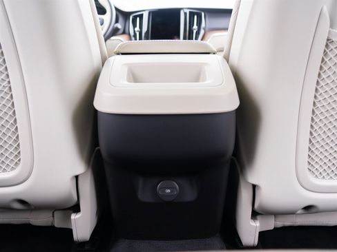 Used 2022 Volvo XC60 B5 Momentum image 23