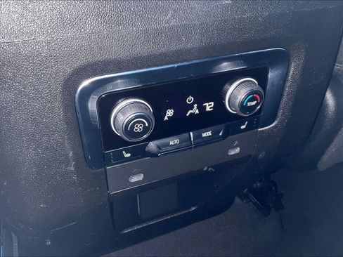 Used 2022 Chevrolet Suburban LT w/ Luxury Package image 12