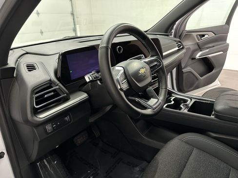 Used 2025 Chevrolet Traverse LT FWD image 16