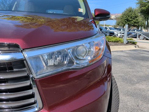 Used 2016 Toyota Highlander Limited FWD image 3