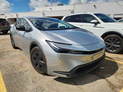 Used 2025 Toyota Prius LE FWD image 1