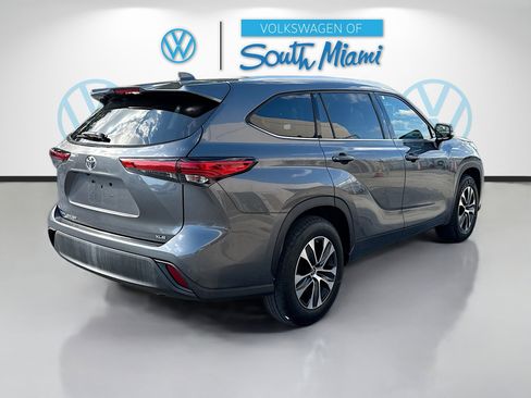 Used 2020 Toyota Highlander XLE image 7