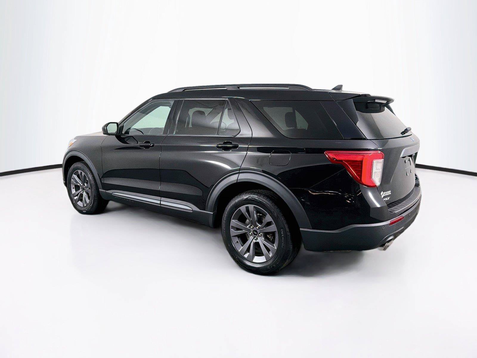 Used 2023 Ford Explorer XLT w/ Equipment Group 202A AWD/4WD image 9