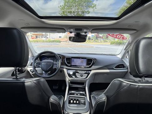 Used 2023 Chrysler Pacifica Limited FWD image 51