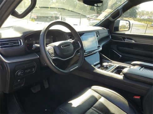 Used 2024 Jeep Wagoneer L Series II image 12