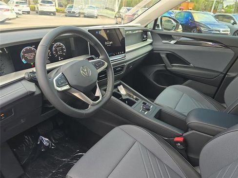 New 2026 Volkswagen Tiguan SE FWD image 13