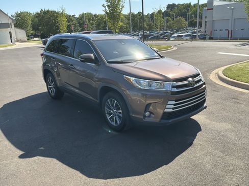 Used 2019 Toyota Highlander XLE FWD image 7