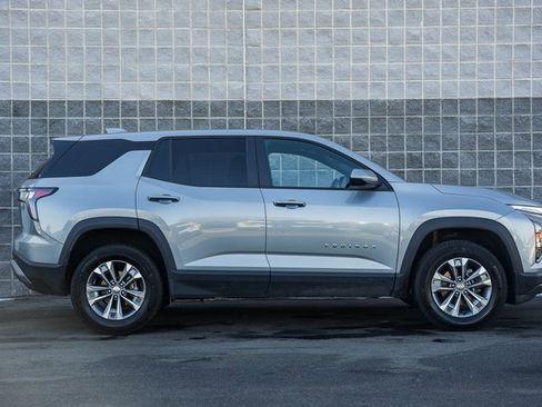 Used 2025 Chevrolet Equinox LT image 3