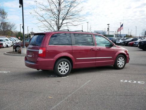 Used 2013 Chrysler Town & Country Touring image 6