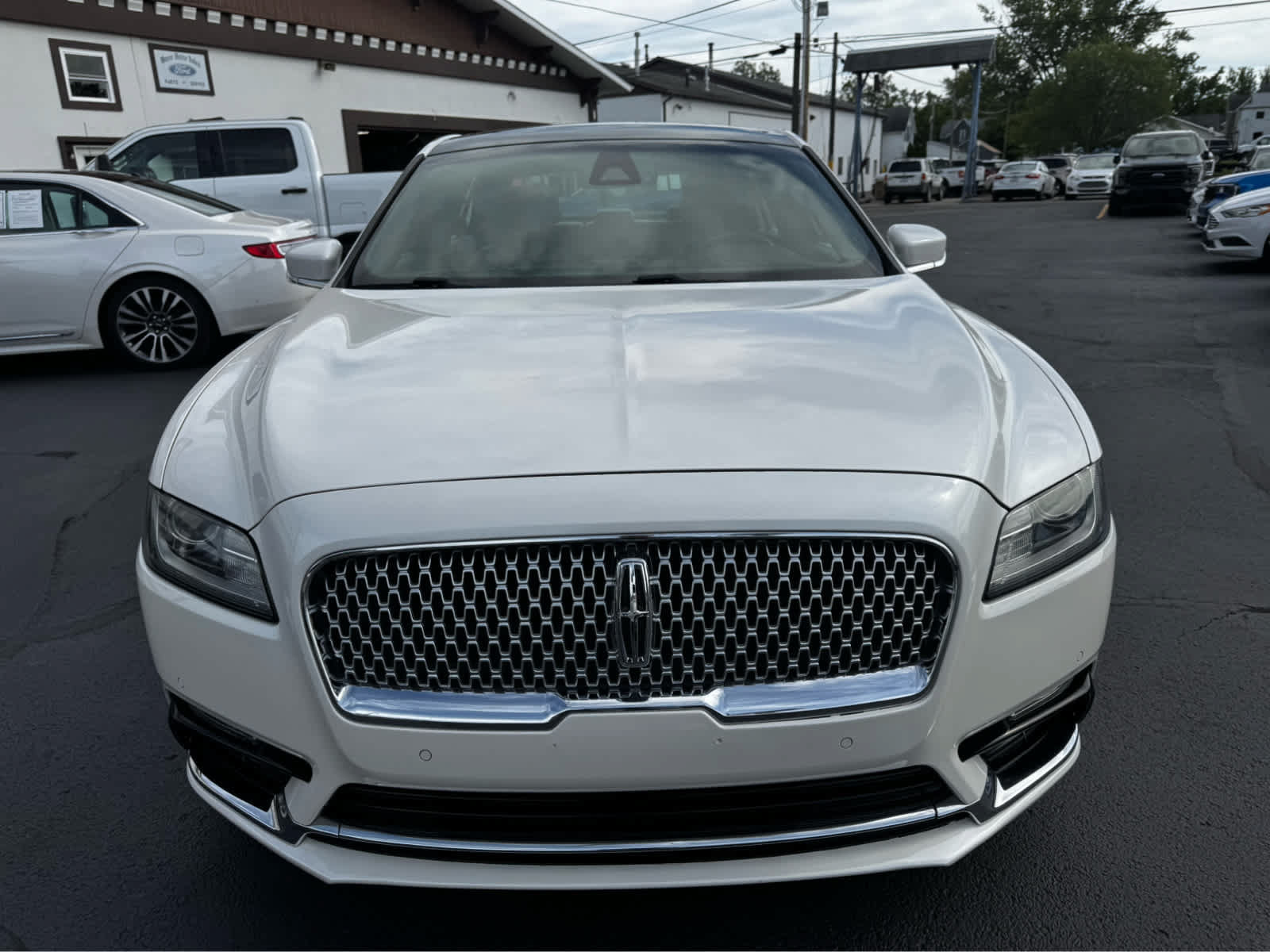 Used 2017 Lincoln Continental Select w/ Climate Package AWD/4WD image 11