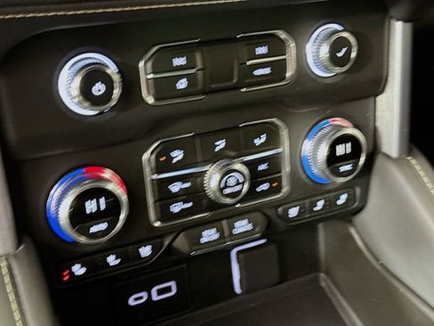 Used 2024 GMC Yukon XL SLT w/ SLT Luxury Package image 18