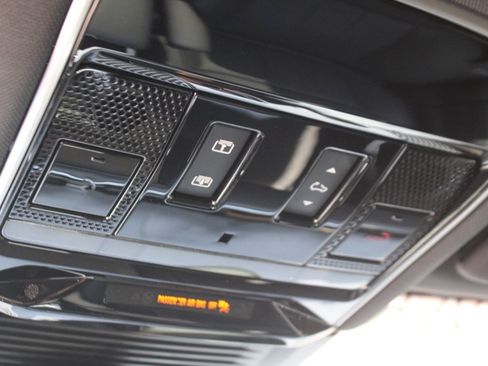 Used 2025 Land Rover Range Rover SE image 30