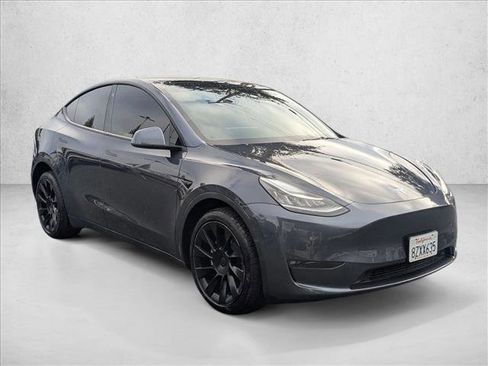 Used 2022 Tesla Model Y Long Range image 3