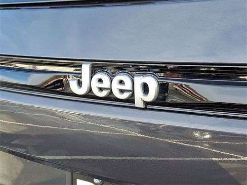 Used 2025 Jeep Grand Cherokee Laredo X image 23