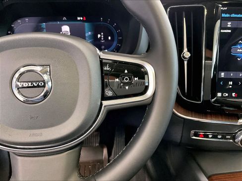 Used 2024 Volvo XC60 B5 Plus image 24