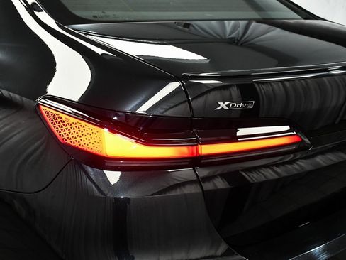 Used 2025 BMW 760i xDrive image 86