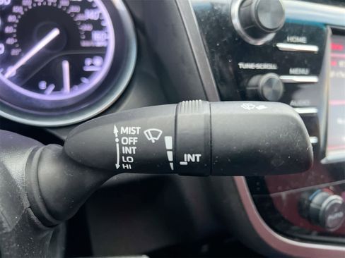 Used 2019 Toyota Camry SE image 25