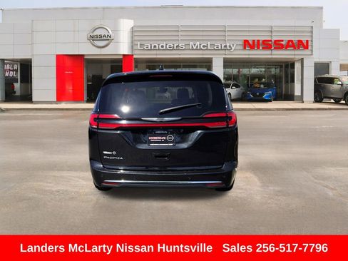 Used 2023 Chrysler Pacifica Touring-L FWD image 5