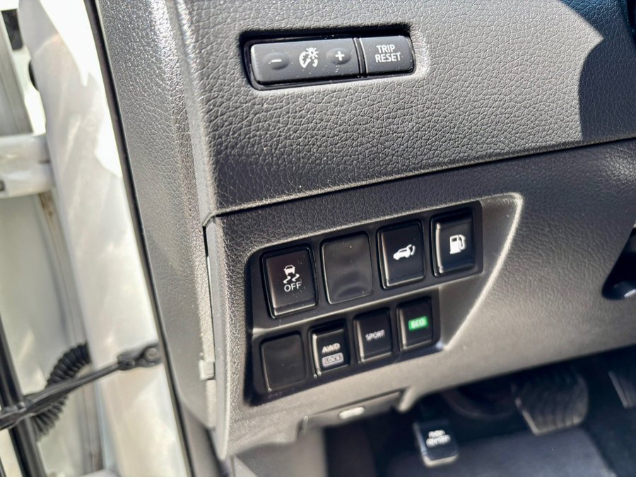 Used 2018 Nissan Rogue SV AWD/4WD image 26